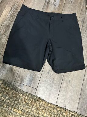 Under Armour Black Flat-Front Performance Shorts size 42